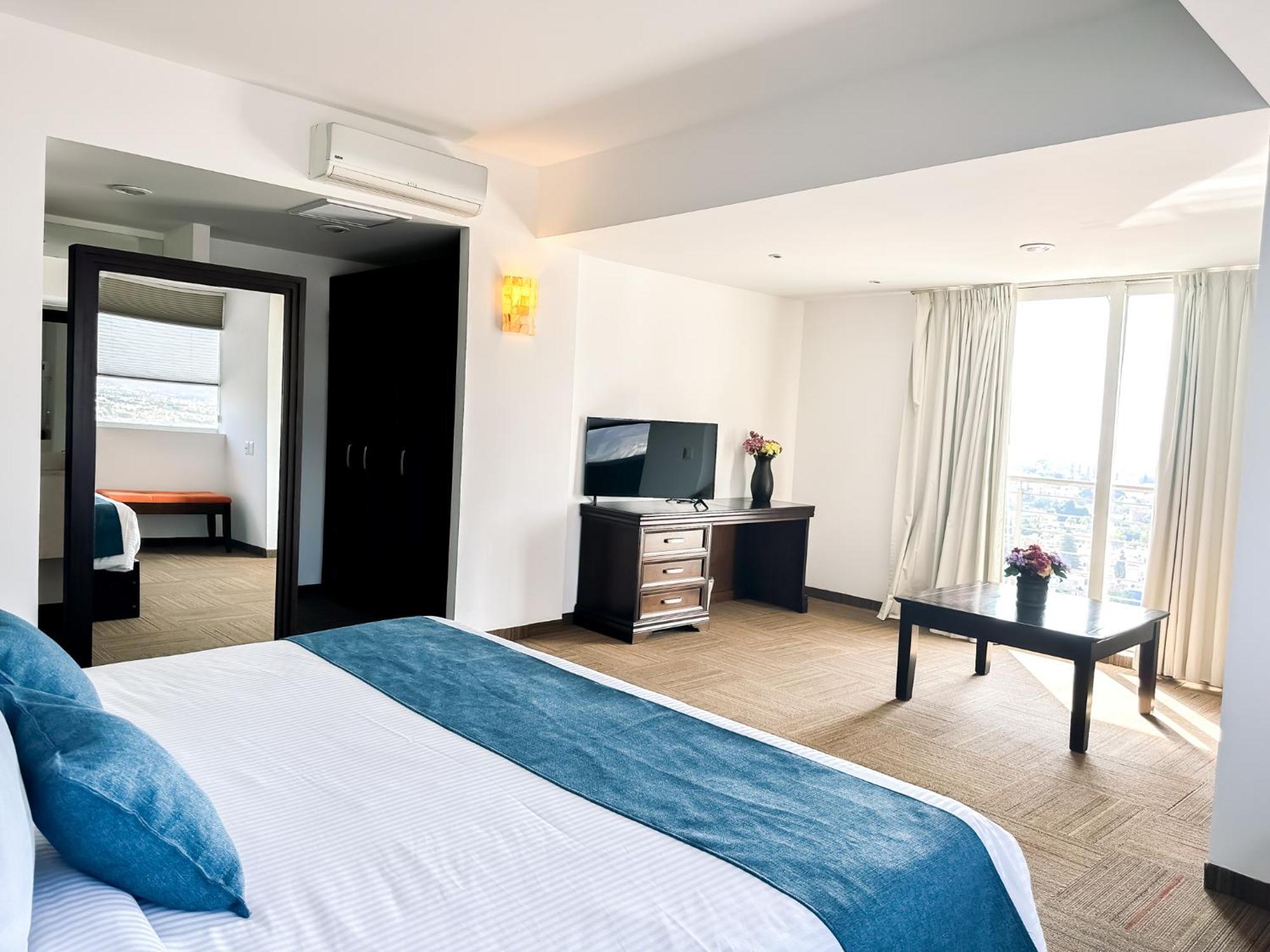Hotel Stadium León Eksteriør bilde Suite